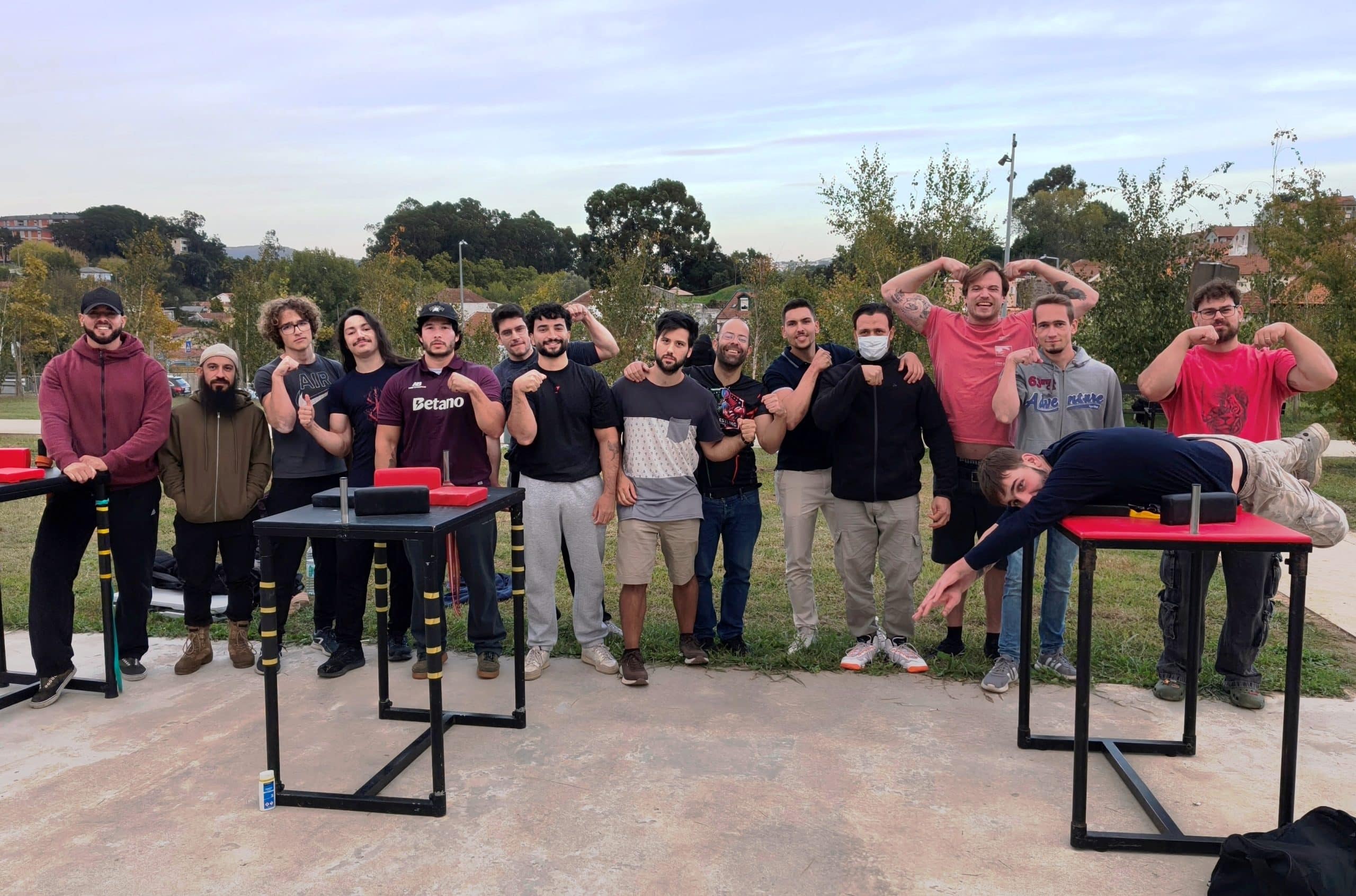 Fotografia de grupo do encontro amigável da Invicta Armwrestling no Porto, a 24 de outubro de 2026